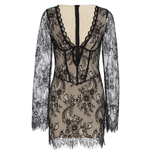 Damen Spitzenkleid mit verführerischem Schnitt und filigranen Details EB