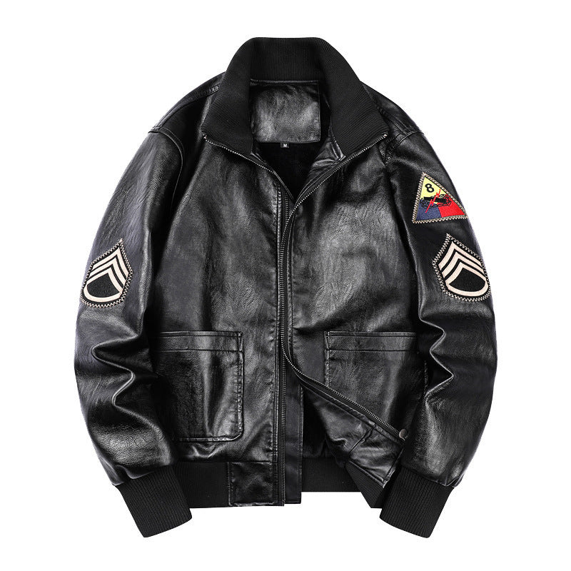 Herren Kunstleder-Bomberjacke im Vintage‑Fliegerstil mit geripptem Stehkragen und dekorativen Aufnähern EB