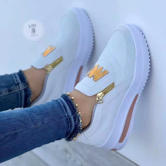 Damen nan Slip-On Plateau-Sneaker mit seitlichem Deko-Reißverschluss und metallischer Logo-Applikation EB