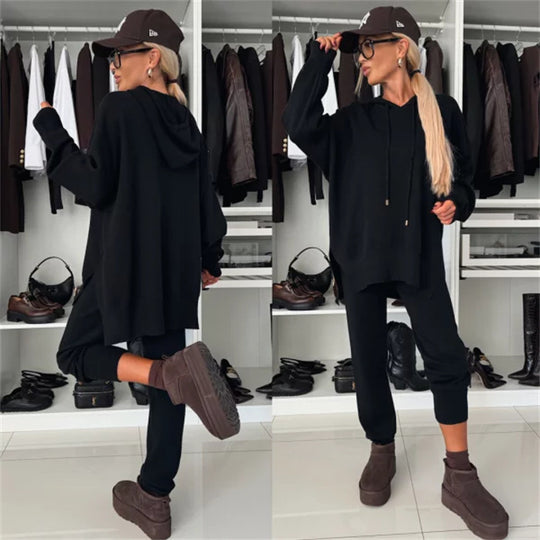 Damen Lounge-Set aus weichem Feinstrick mit übergroßem Kapuzenpullover und schmal zulaufender Bündchenhose EB