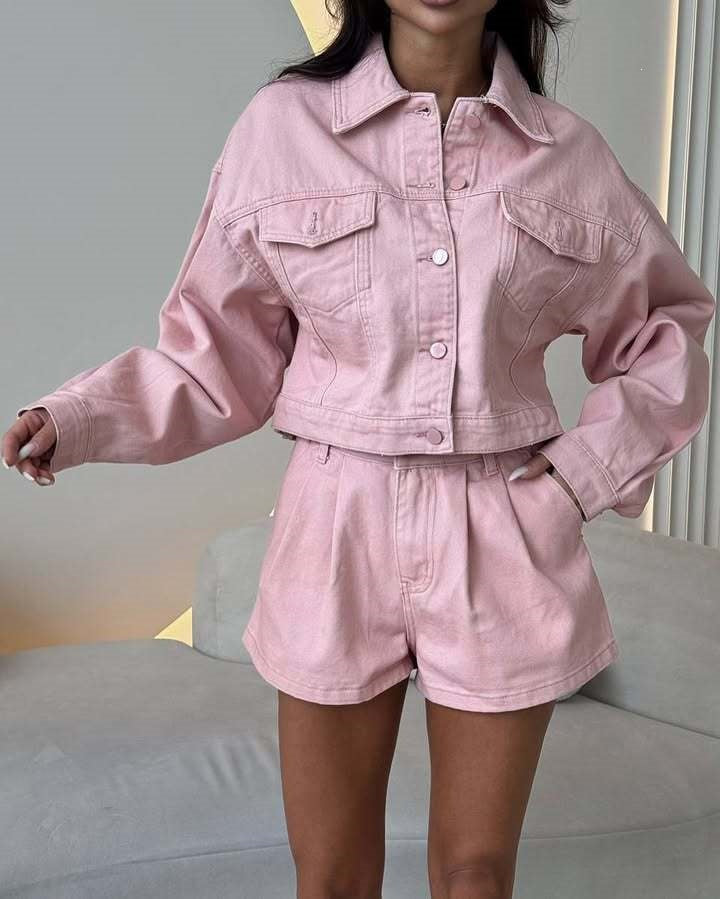 Damen Kurzgeschnittenes Jeans-Set mit verkürzter Jeansjacke und taillenhohen Shorts EB