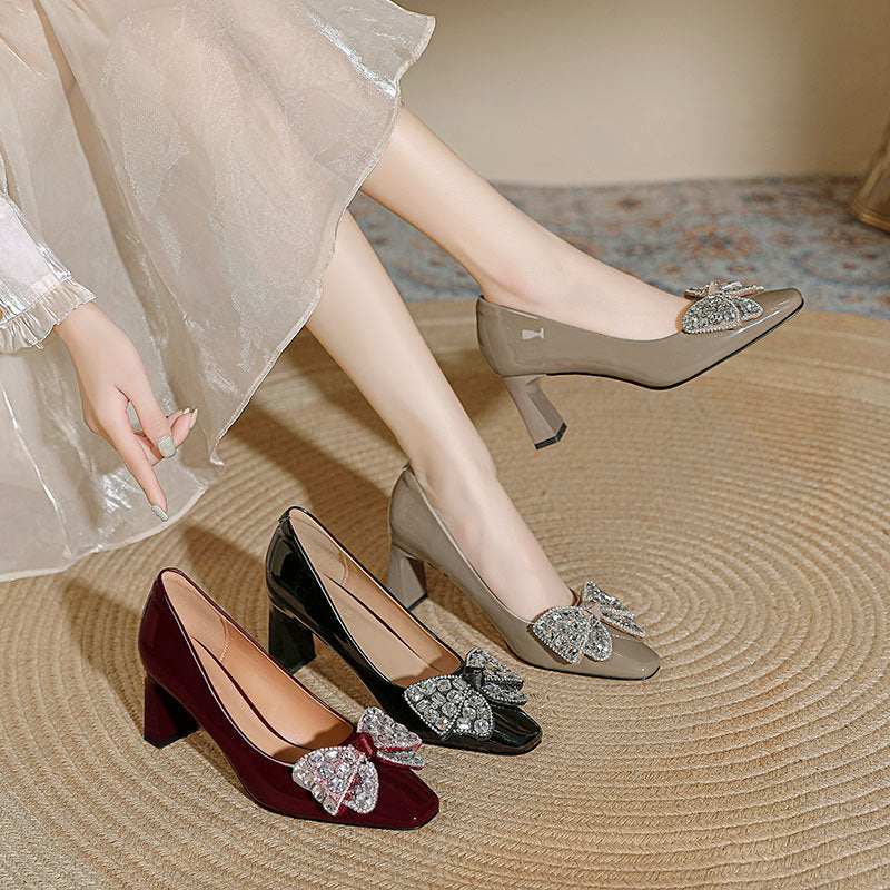 Damen Elegante Pumps mit glanzvollem Riemen und funkelndem Schleifenakzent EB