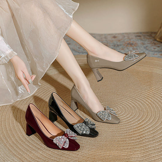 Damen Elegante Pumps mit glanzvollem Riemen und funkelndem Schleifenakzent EB
