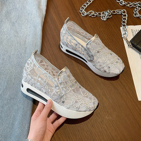 Damen Elegante Keil-Slipper mit transparentem Mesh, Paillettenstickerei und dämpfender Plateau-Sohle EB