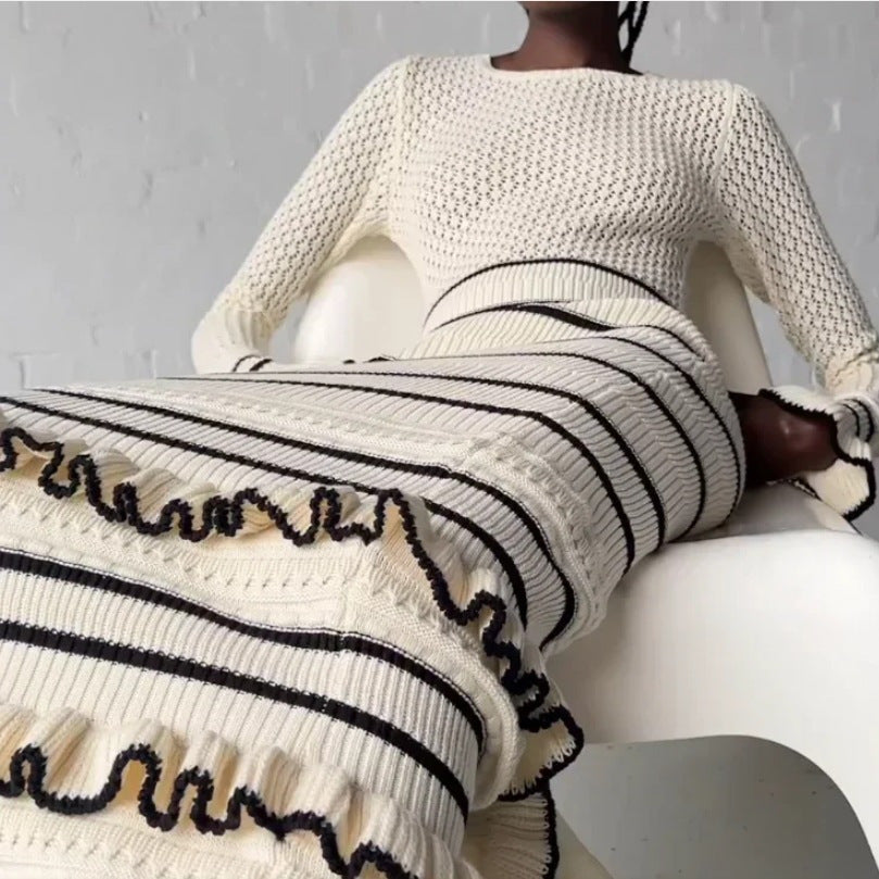 Damen Strickmaxikleid mit raffiniertem Lochmuster und kontrastierendem Streifen EB