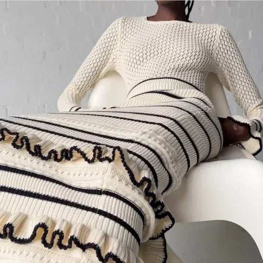 Damen Strickmaxikleid mit raffiniertem Lochmuster und kontrastierendem Streifen EB