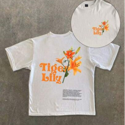 Damen T-Shirt mit künstlerischem floralem Druck und verspieltem Schriftzug EB