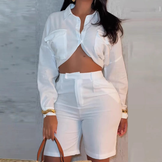 Damen lässiges Sommer-Outfit mit geknotetem Overshirt und Short EB
