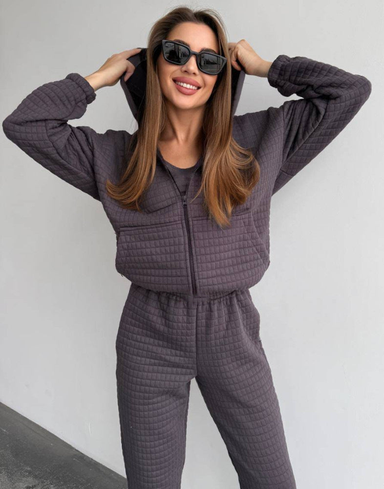 Damen gesteppter Quilt-Lounge-Zweiteiler aus Soft-Fleece mit Kapuzen-Zipjacke, High-Waist-Bundhose und Bustier-Top Eichborn Berlin