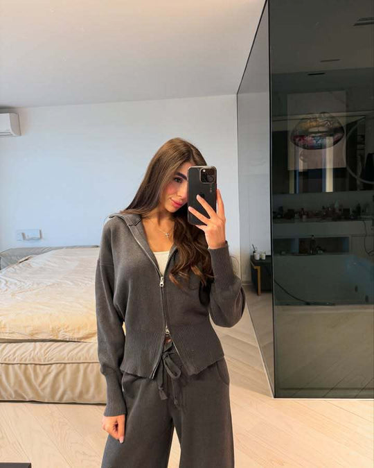 Damen Feinstrick-Zweiteiler mit taillierter Zip-Kapuzenjacke und weiten High‑Waist Kordelhose Eichborn Berlin