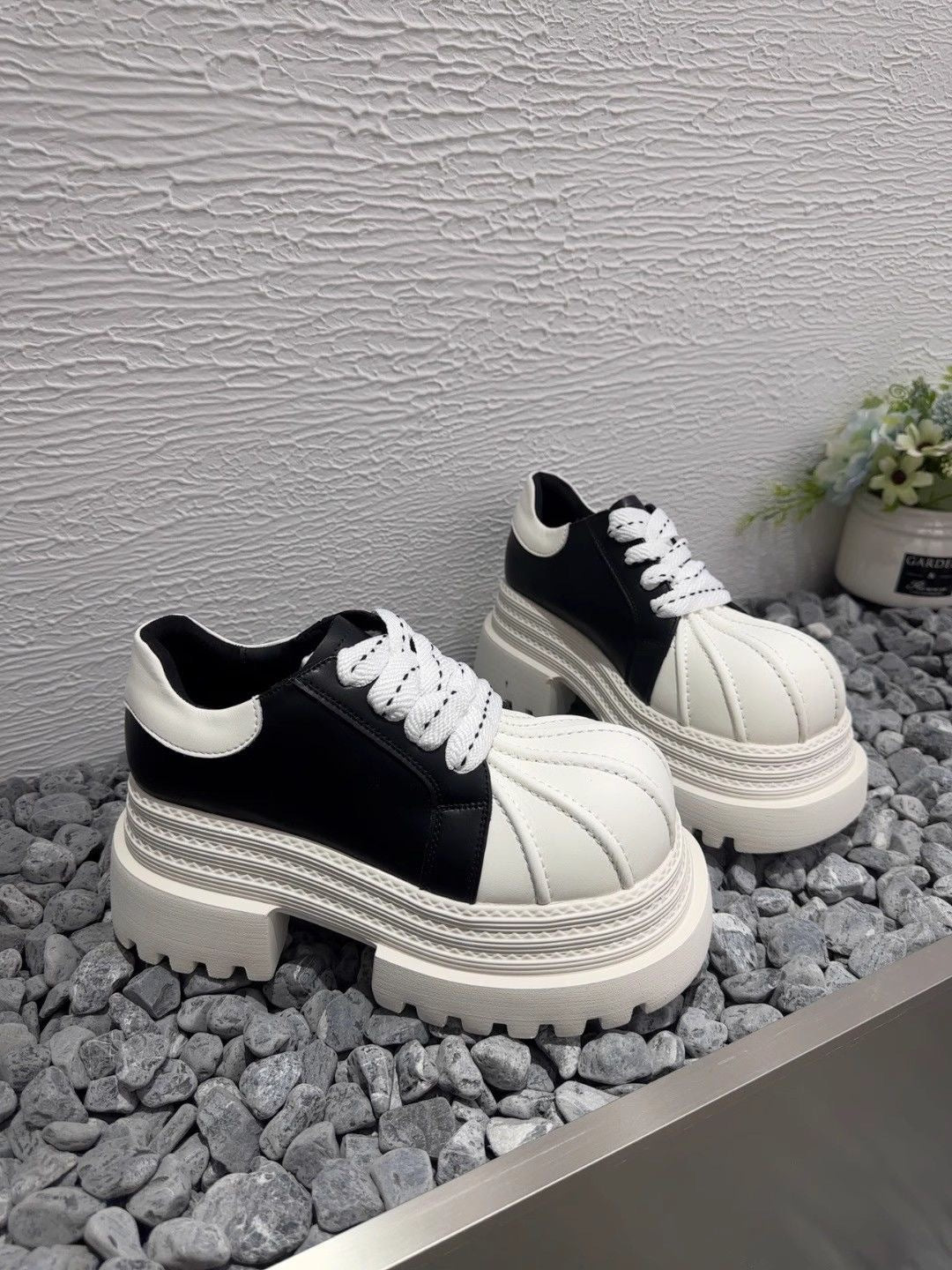 Damen Chunky Sneaker mit robustem Profil und stylischer Nahtdetails EB