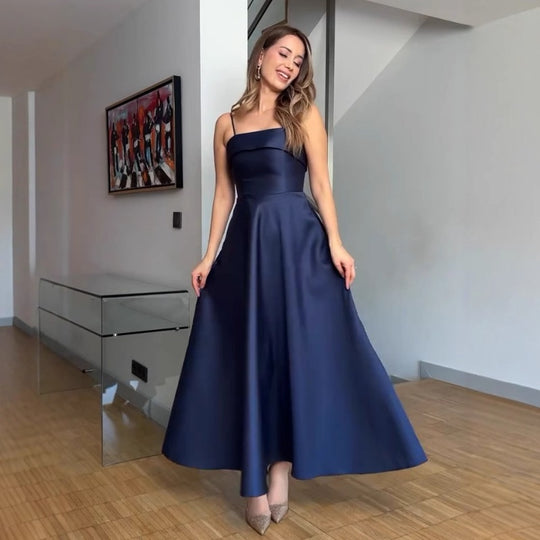 Damen Abendkleid mit feinen Spaghettiträgern und fließendem Rock EB