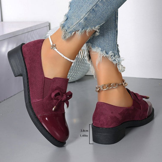Damen Lack- und Wildlederslipper mit Zierschleife und niedrigem Blockabsatz EB