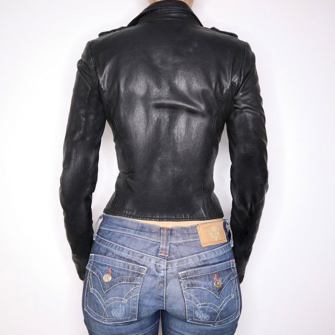 Damen nan taillierte Kunstleder-Bikerjacke mit Stehkragen, Schulterpatten und Reißverschlusstaschen EB