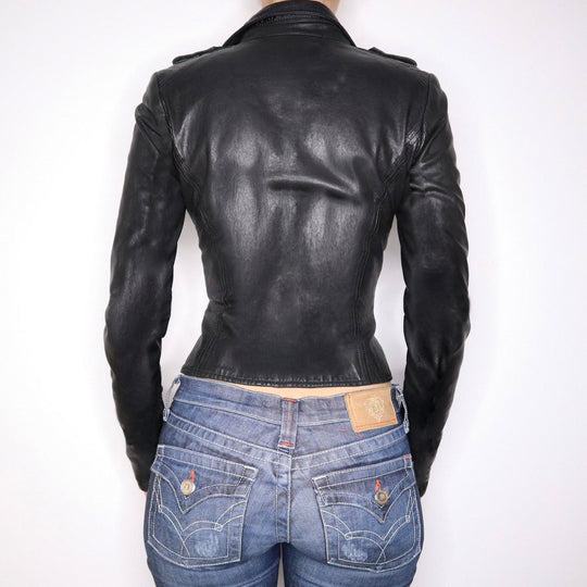 Damen nan taillierte Kunstleder-Bikerjacke mit Stehkragen, Schulterpatten und Reißverschlusstaschen EB
