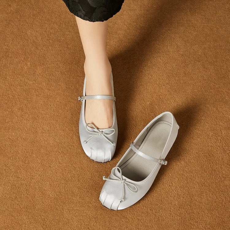 Damen Ballerinas mit verstellbarem Riemen und satinierter Oberfläche EB