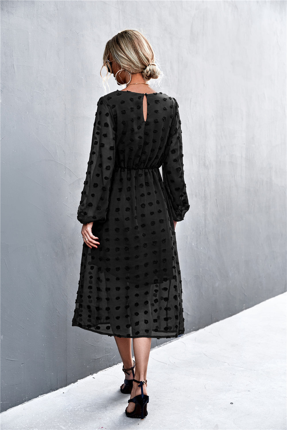 Damen Chiffonkleid mit elegantem Strukturmuster und modischem Gürtel EB