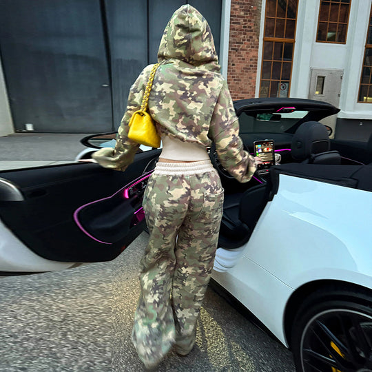 Damen nan kurz geschnittene Kapuzenjacke mit Camouflage-Muster, Frontreißverschluss, Kängurutasche und weitem Rippbund EB