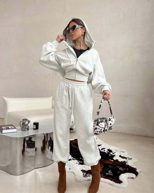 Damen kurzes Kapuzen-Sweatjacke mit Balloonärmeln und elastischer High-Waist Palazzo-Freizeithose Eichborn Berlin