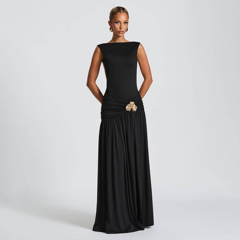 Damen elegantes bodenlanges Abendkleid mit raffinierten Fältchen und dekorativer Brosche EB