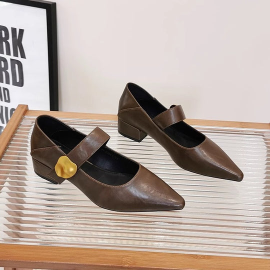Damen elegante Pumps mit zierlichen Riemen und geschmackvoller Schließe EB