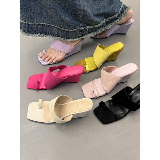 Damen modische Mules mit verstellbaren Riemen und weichem Veloursleder EB