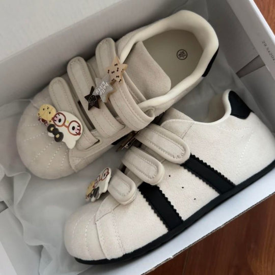 Damen Veloursleder-Sneakers mit praktischen Klettverschlüssen und verspielten Anhängern EB