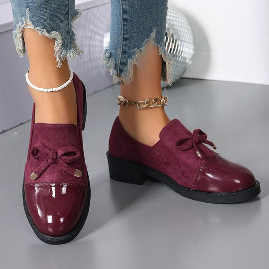 Damen Lack- und Wildlederslipper mit Zierschleife und niedrigem Blockabsatz EB