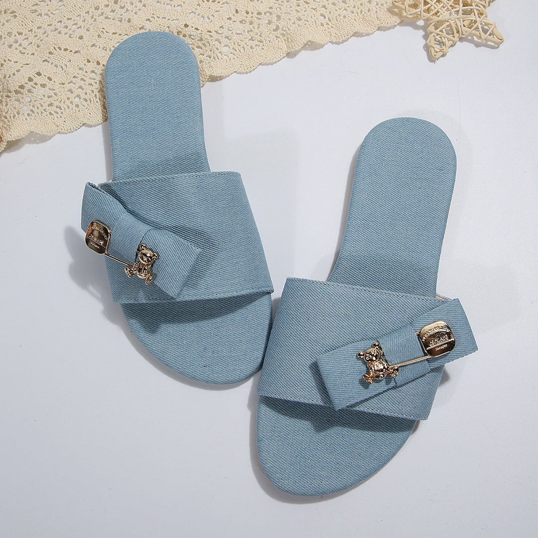 Damen elegante Slip-On Pantoletten mit verschnürtem Riemen und dekorativem Accessoire EB
