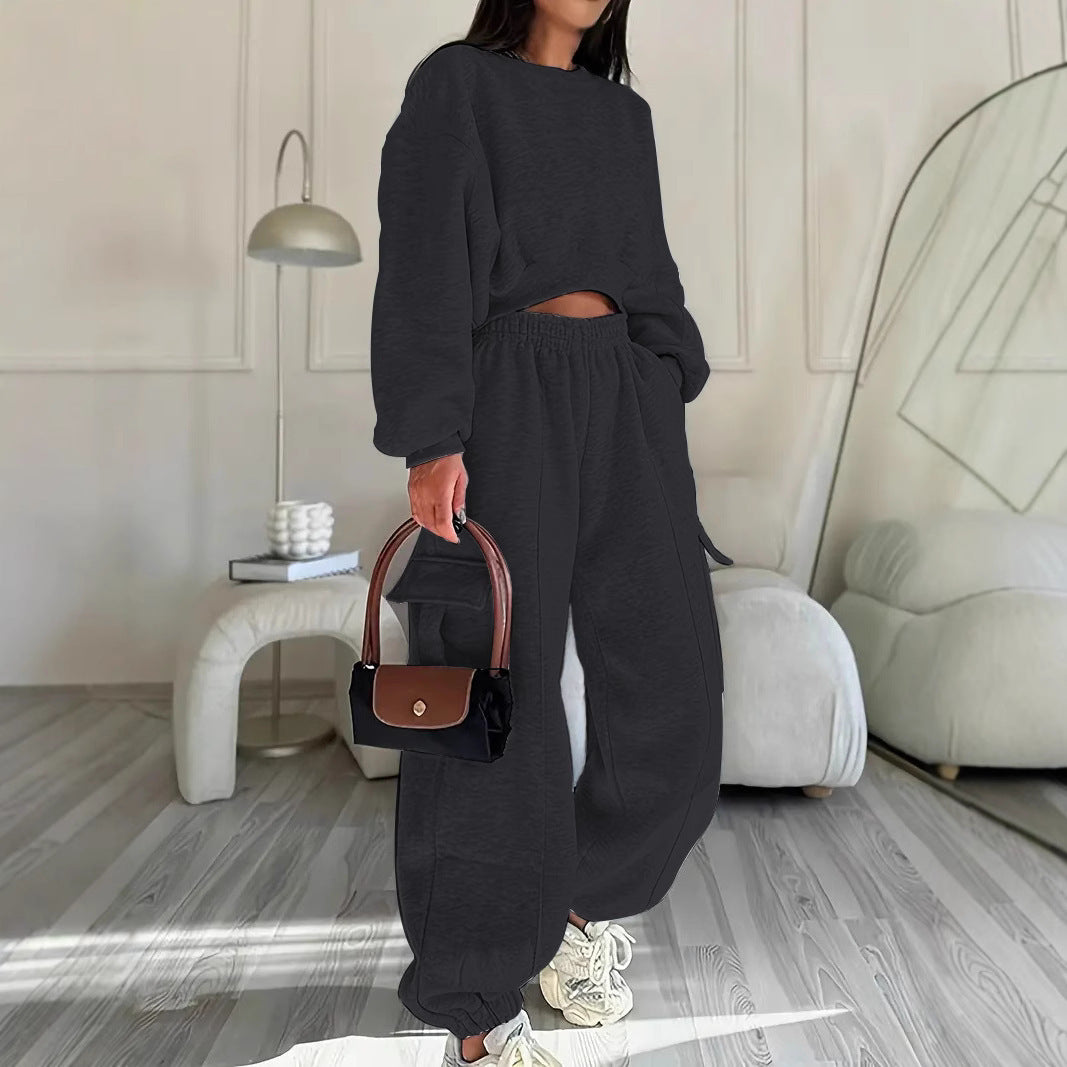 Damen komfortables Cropped-Sweatset mit oversized Pullover und High-Waist Cargo-Jogger Eichborn Berlin