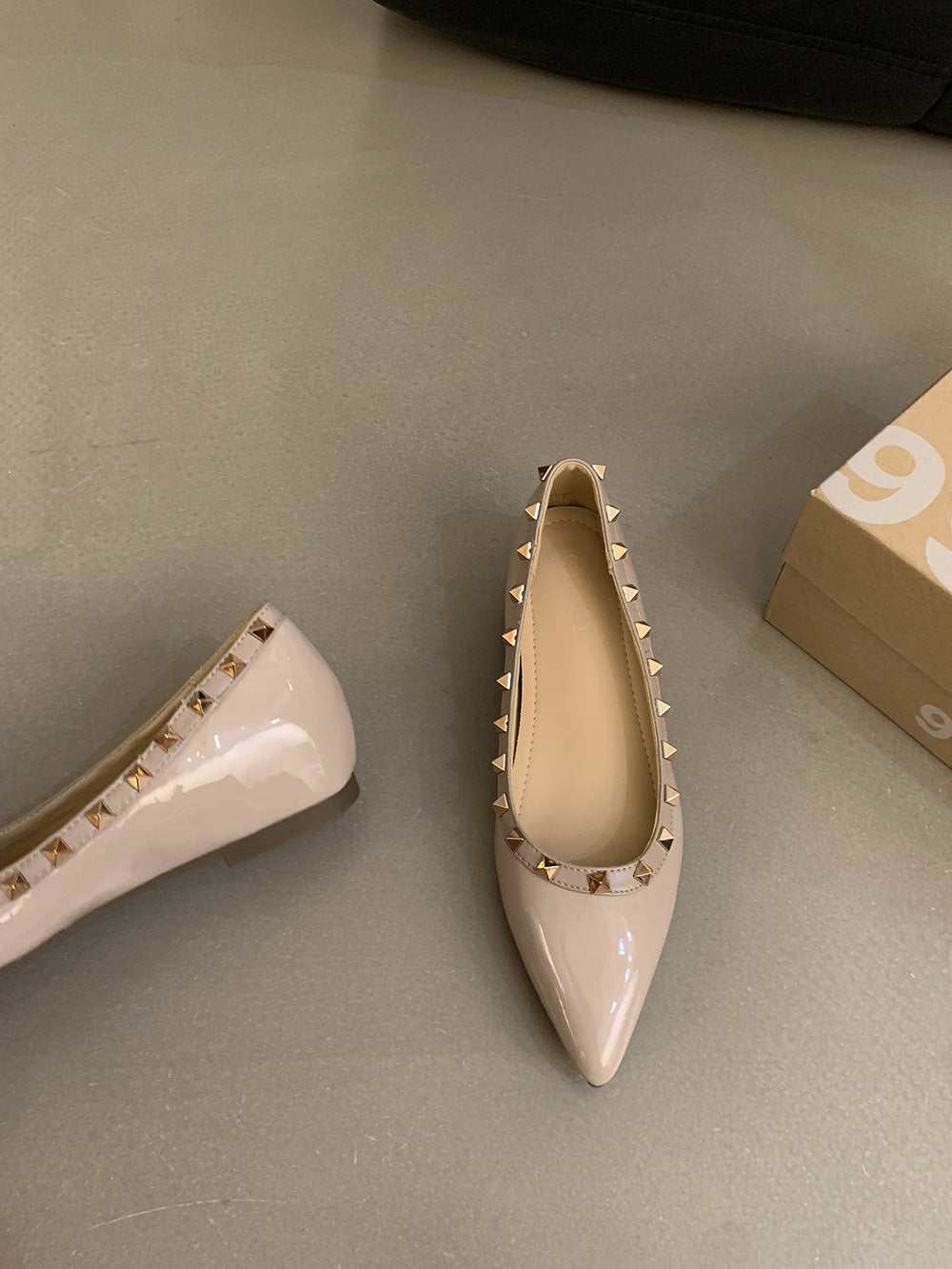 Damen elegante Ballerinas mit modischen Nietenakzenten und komfortabler Innensohle EB