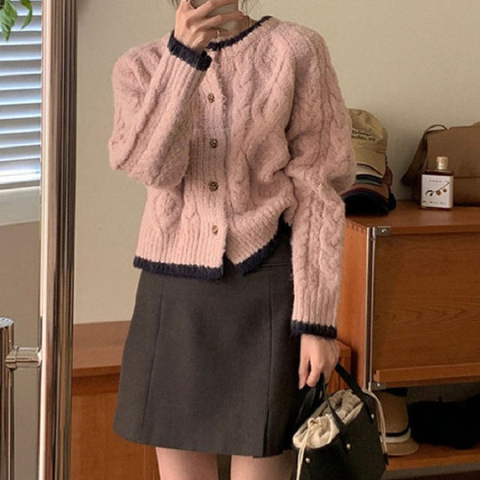 Damen gemütliche Strickjacke mit elegantem Zopfmuster und kontrastierenden Abschlüssen EB