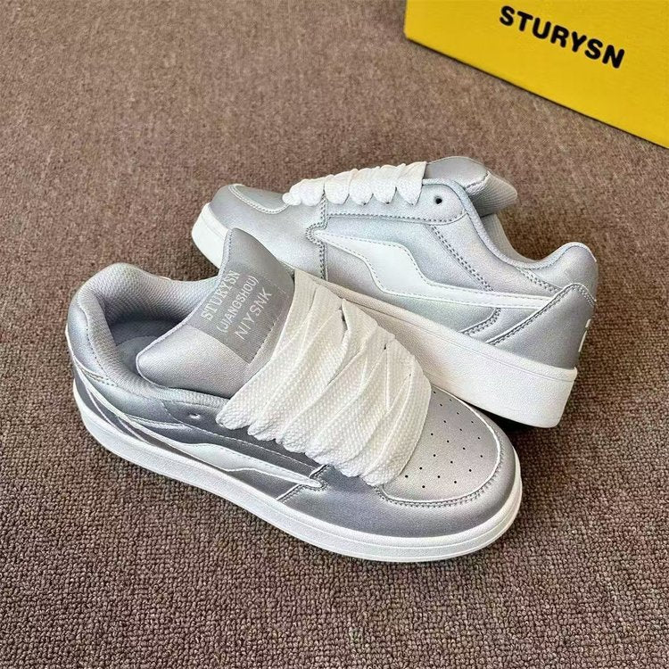 Damen Sneakers mit glänzendem Obermaterial und bequemer Schnürung EB