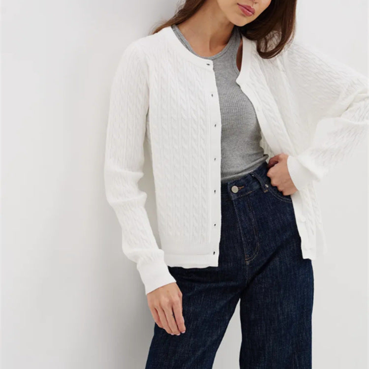 Damen Strickjacke mit feinem Zopfmuster und modischen Knöpfen EB