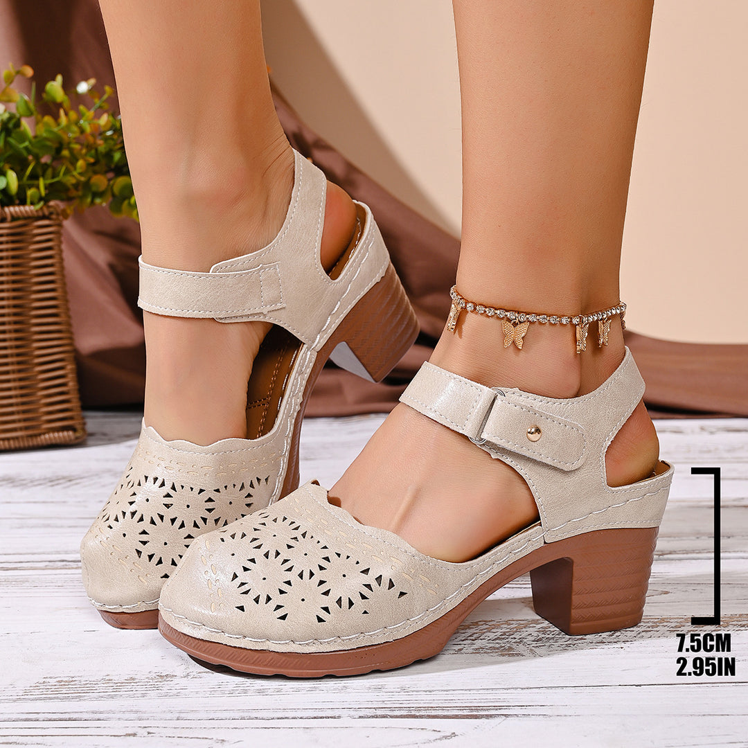 Damen Riemchen-Pantoletten mit filigranem Muster und bequemem Blockabsatz EB