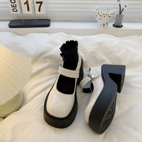 Damen Modische Plateau Schuhe mit Herzschnalle und glänzender Oberfläche EB