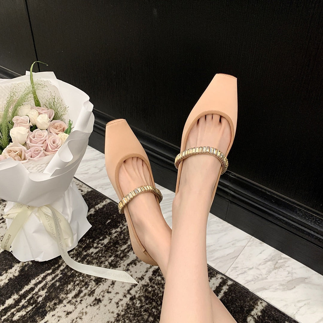 Damen Ballerina-Schuhe mit glanzvollem Obermaterial und bezauberndem Riemen EB