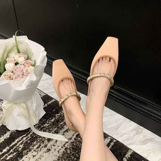 Damen Ballerina-Schuhe mit glanzvollem Obermaterial und bezauberndem Riemen EB