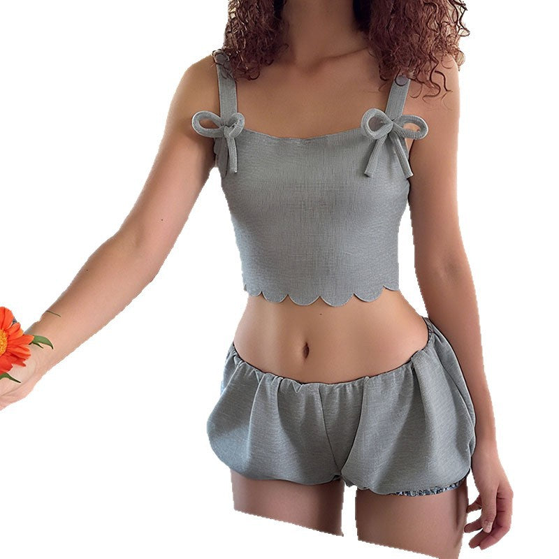 Damen gemütliches Schlafanzug-Set mit Rüschendetails und schmalen Trägern EB