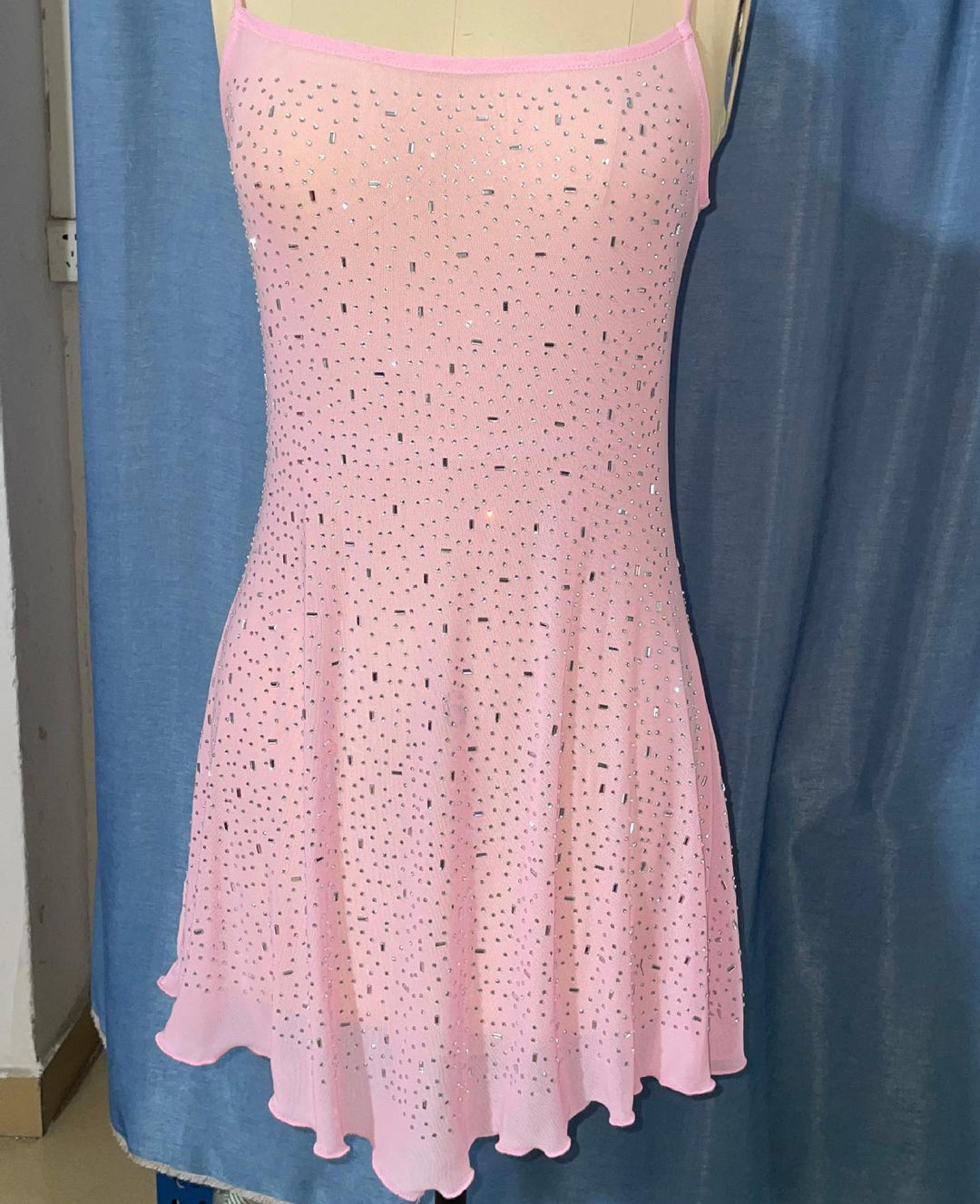 Damen Minikleid mit funkelnden Pailletten und raffinierten Details EB