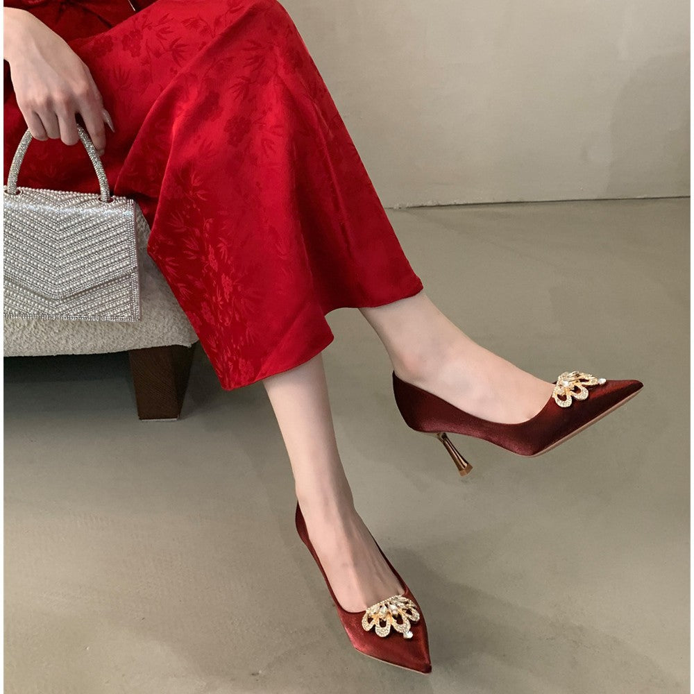 Damen Elegante High Heels mit funkelnden Perlenakzenten und schmalem Absatz EB