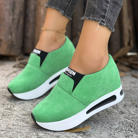 Damen Slip-On Wedge-Sneaker mit verstecktem Keil, Microvelours-Obermaterial und seitlicher Luftkammer EB