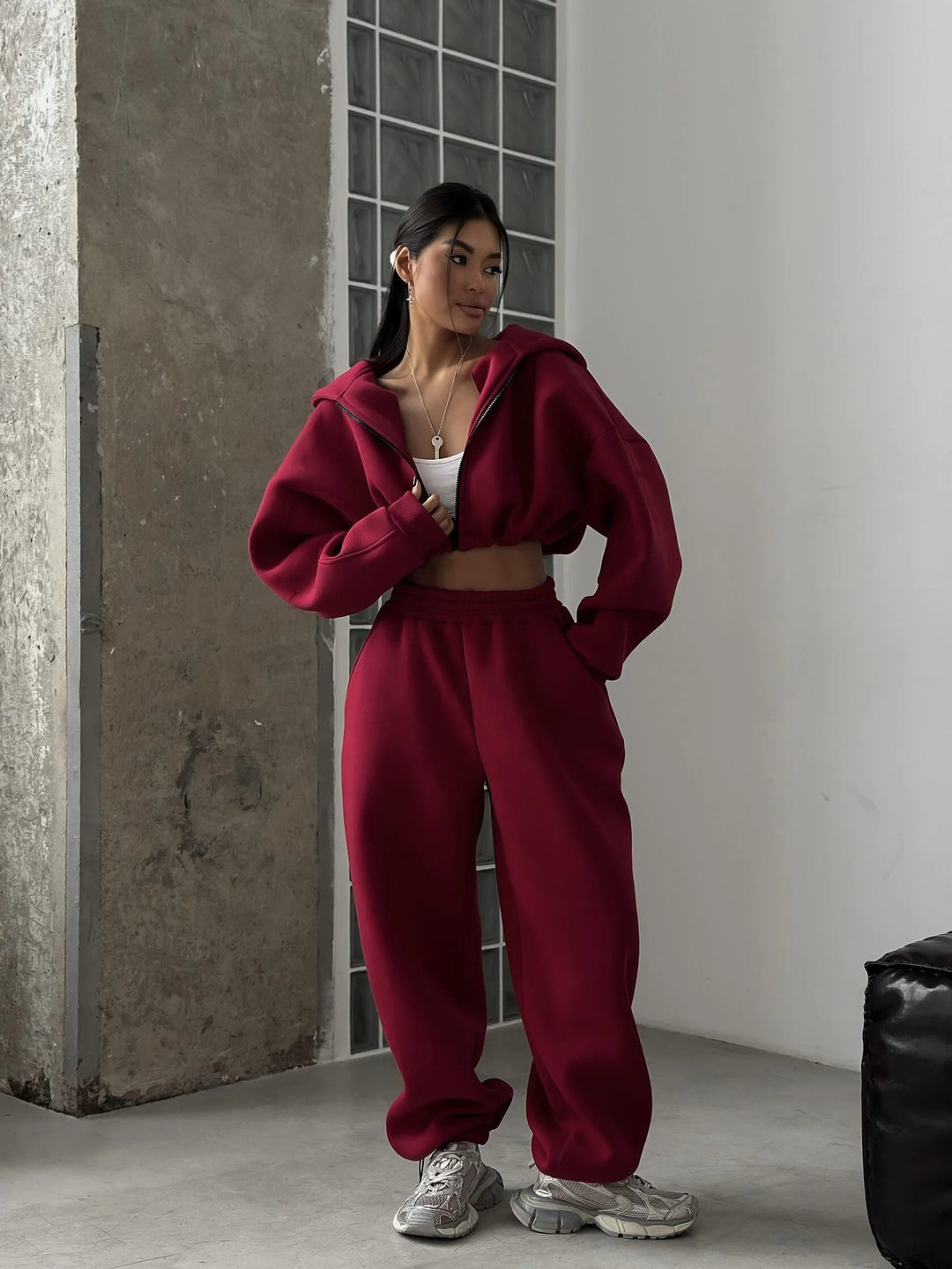 Damen kurzes Oversize-Scuba-Zip-Hoodie mit Tunnelzug und figurformender High-Waist-Jogginghose Eichborn Berlin