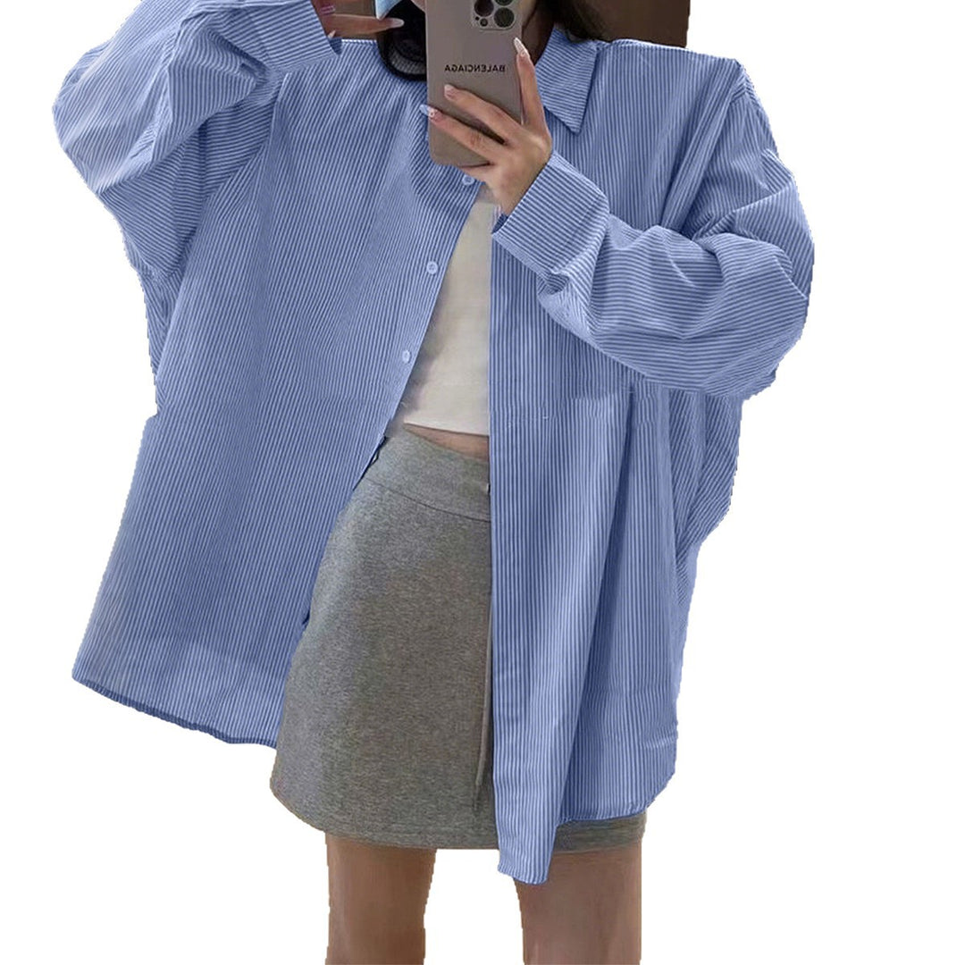 Damen nan oversized Hemd mit feiner Nadelstreifenstruktur, Kentkragen, abgerundetem Saum und geknöpften Manschetten EB