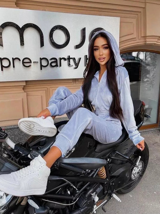 Damen Velours Jumpsuit mit Kapuze, Reißverschluss und tailliertem Gummibund EB