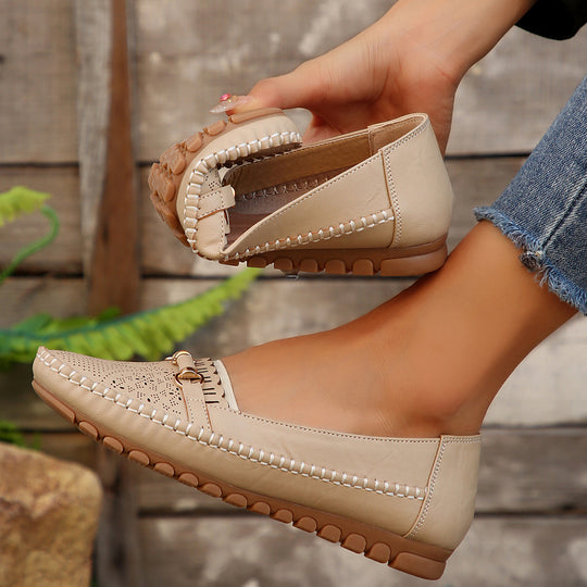 Damen  perforierte Mokassin-Loafer mit gepolstertem Komfortfußbett und dekorativem Metalldetail EB