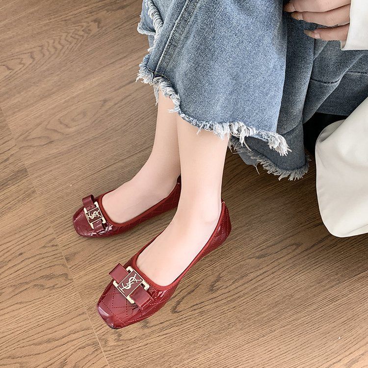 Damen elegante Ballerinas mit glattem Lackfinish und auffälligem Logo EB