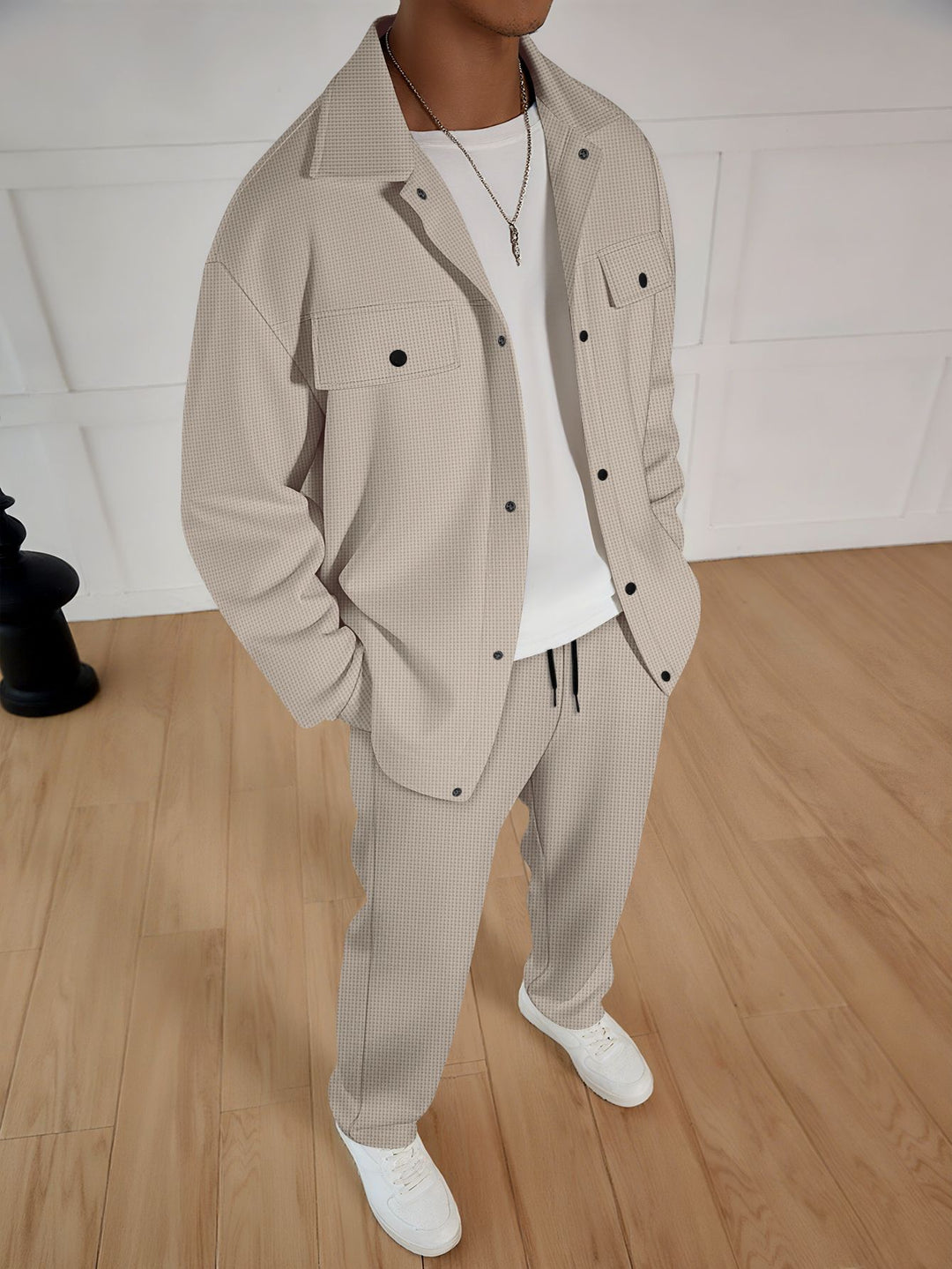 Herren nan zweiteiliges Overshirt-Lounge-Set mit aufgesetzten Klappentaschen, Kordelzug-Hose und feiner Waffelstruktur Eichborn Berlin