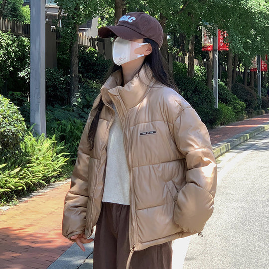 Damen Modische sowie isolierte Pufferjacke mit hochschließendem Kragen und seitlichen Reißverschlusstaschen EB