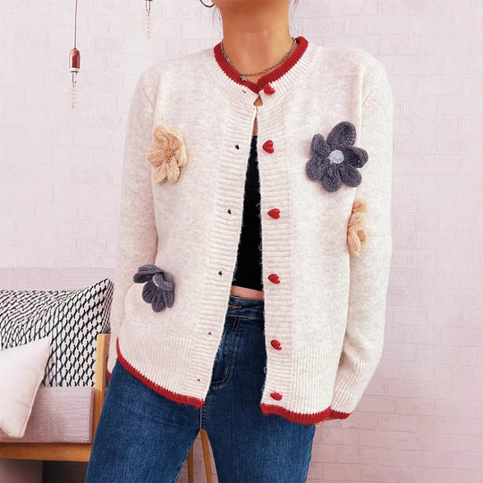 Damen Strickjacke mit floralem Design und dekorativen Herzknöpfen EB